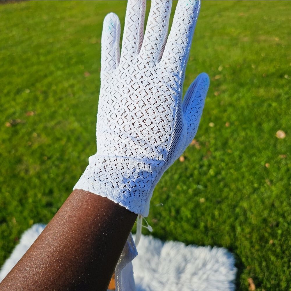New Sankyo Seiko Apparel Victorian Style Crochet White Gloves.